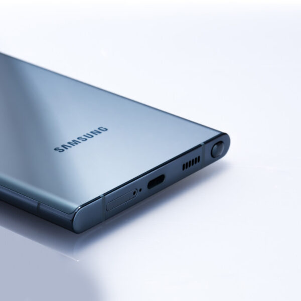 گوشی موبایل سامسونگ مدل Galaxy S22 Ultra 5G دو سیم کارت ظرفیت 512 گیگابایت و رم 12 گیگابایت به همراه هدفون بی سیم Galaxy Buds 2